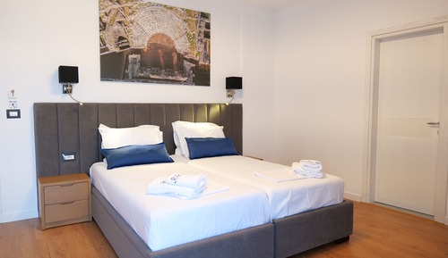 Habitación con 2 camas individuales, balcón