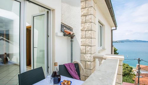 Apartamento básico, vistas parciales al mar
