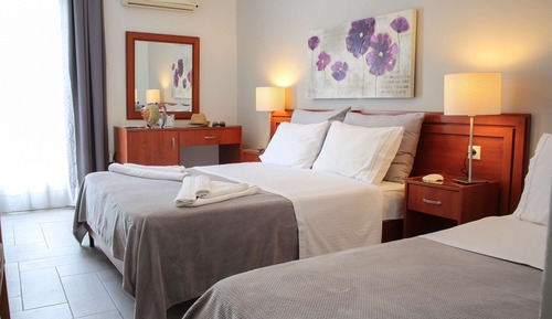 Habitación superior, 3 camas individuales, balcón, vistas parciales al mar