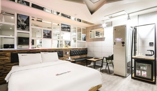 Room (Semi-private room (Netflix viewing st)