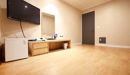 Room (Ondol Room)