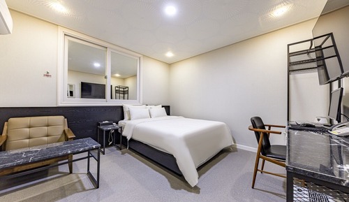 Room (Deluxe (smart TV free viewing on Netf)