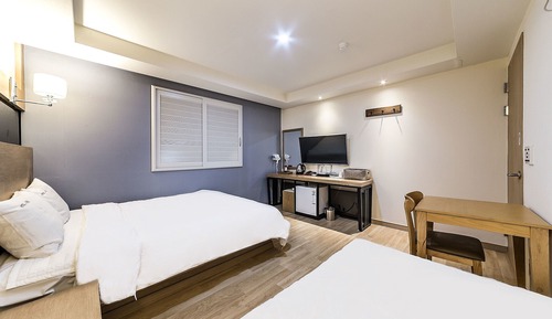 Room (Twin)