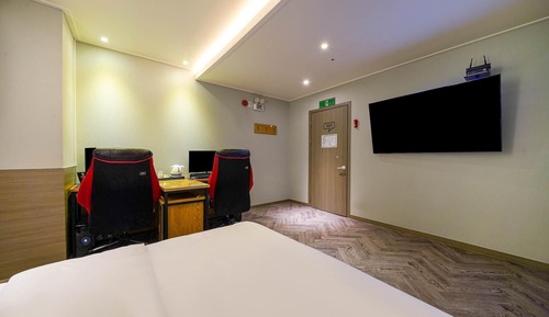 Room (Premium B (couple PC bathtub Netflix )