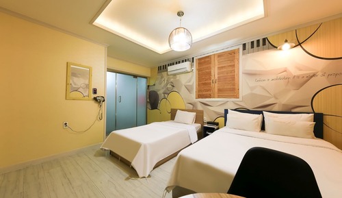 Room (Twin)