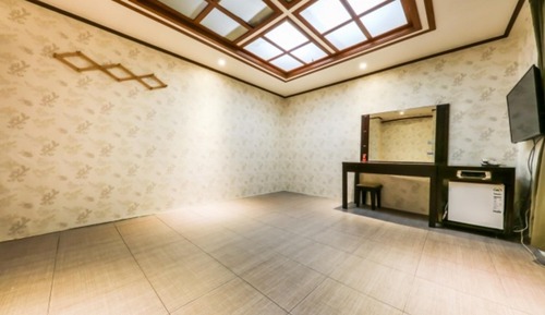 Room (Large Ondol Room)
