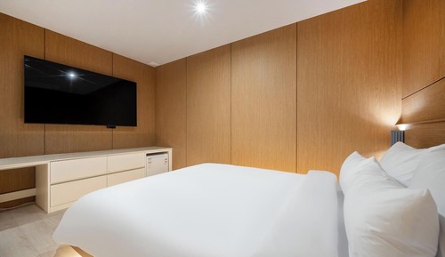 Room (Suite (1 PC + 1 queen bed + Netflix +)