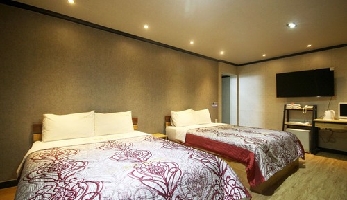 Room (Twin)