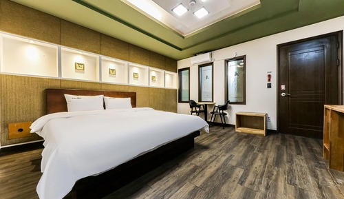 Room (Event Room (Netflix viewing available)