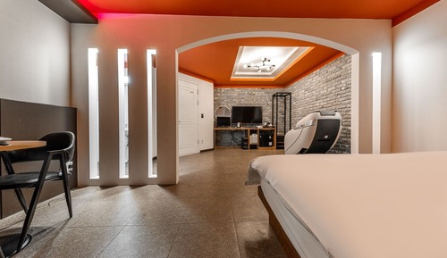 Room (Massage Room (Netflix available))