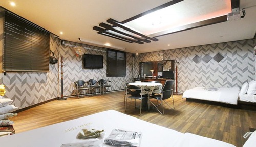 Room (Large Cinema Party Room)