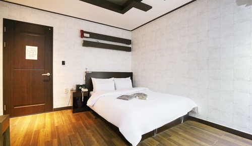 Room (Douglas Suite)