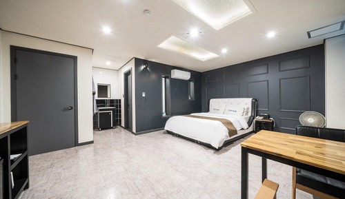 Room (VIP room (2PC LOL 65inch TV))