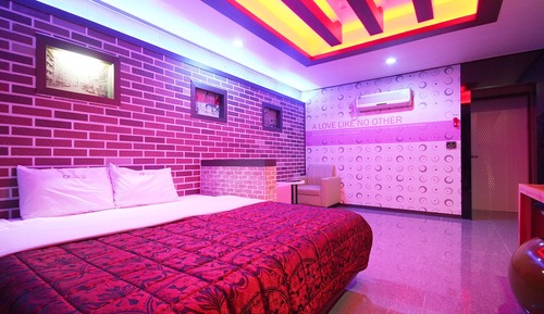 Room (Semi deluxe room (net Netflix availab)