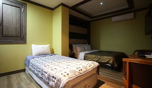 Room (Twin room)