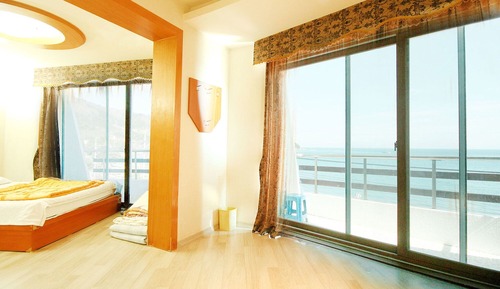 Room (Quad room)