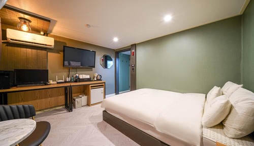 Room (Late check-in + late check-out (rando)