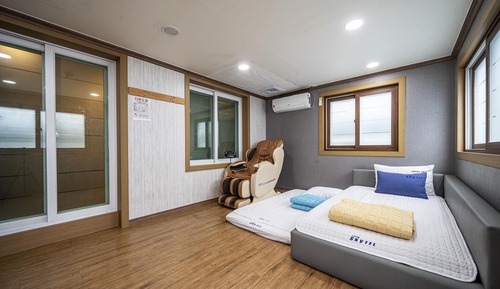Room (Family Room (Meeting Room/Restaurant )