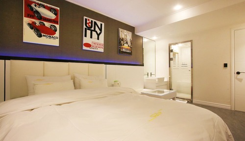 Room (Modern)
