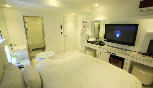Room (Mediterranean)