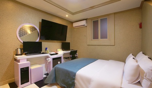 Room (Couple PC (Netflix watching all games)