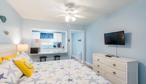 Standard Studio, 1 King Bed, Non Smoking, Kitchen