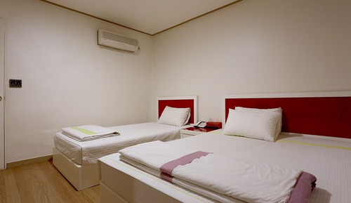 Room (Double Twin Room (A Building))