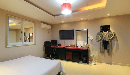 Room (Twin)