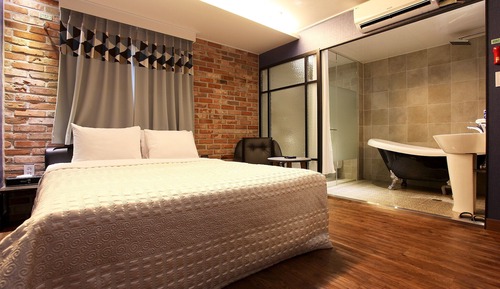 Room (Standard room (65-inch large TV))