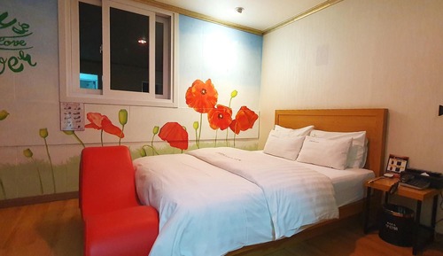 Room (Standard (love chair provided/Netflix)