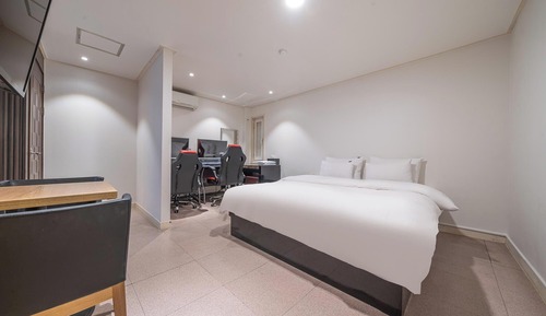 Room (Gaming Couple PC Room)