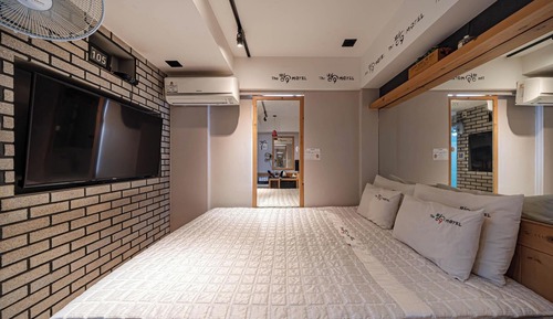 Room (Random Room 1F (Free Netflix availabl)