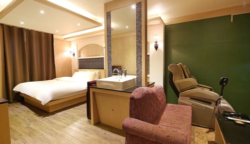 Room (Suite-B)