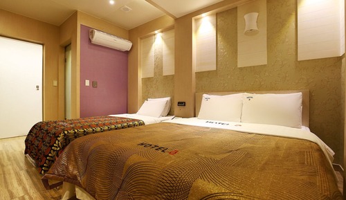 Room (Twin)