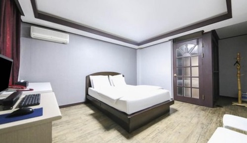Room (Deluxe-B)