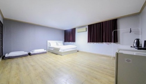 Room (Group Room-B)