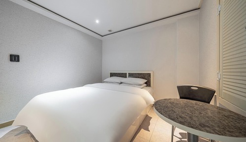 Room (Standard Room (65-inch TV Netflix Ava)