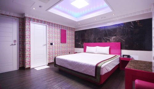 Room (First come first served discount even)