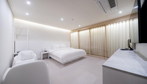 Room (Premium random allocation 1 (65-inch )