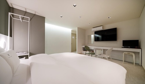 Room (Premium Randomly Assigned 2 (65-inch )