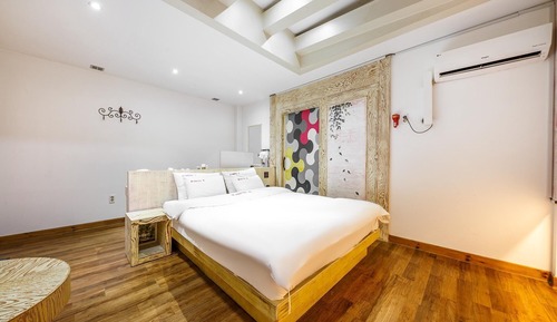Room (Late check-out (enter at 15:00 check )