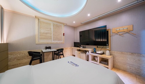Room (Cinema Room (OTT Bathtub))