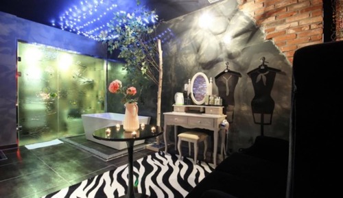 Room (Indie Cafe (65-inch large TV installe)