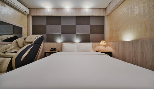 Room (VVIP (75" TV Netflix styler massage c)