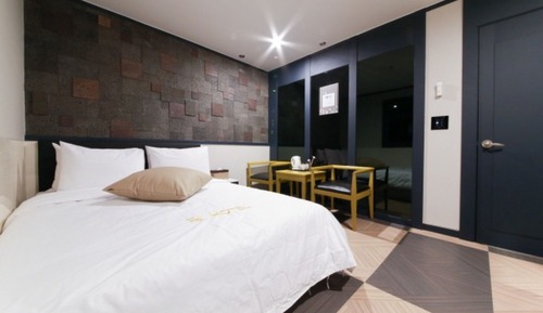 Room (OTT Movie Room (Netflix available))