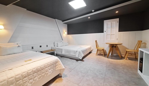 Room (Twin)