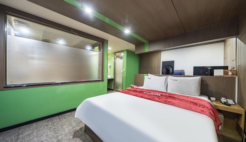 Room (Early Check-in VIP Couple PC (OTT))