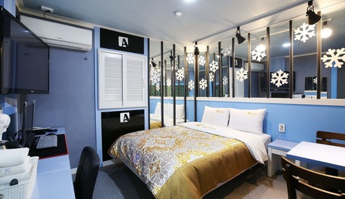 Room (Mirror Room)