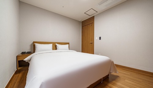 Room (VIP Room 502)