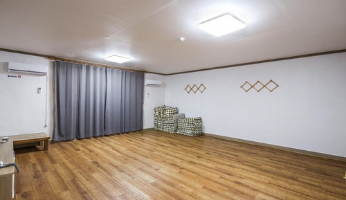 Room (Ondol Shared Room)